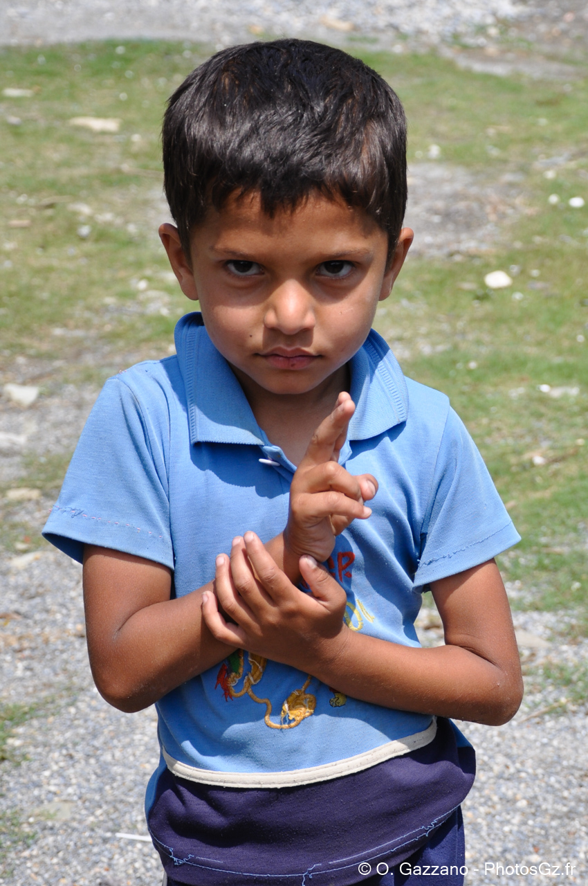 Enfant népalais.Pokhara, Népal - 10 avril 2012